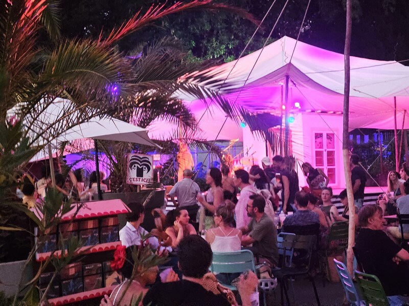 Succès fou, une première séduisant son public par une belle soirée d'été au Théâtre de l'Orangerie (c) GAD