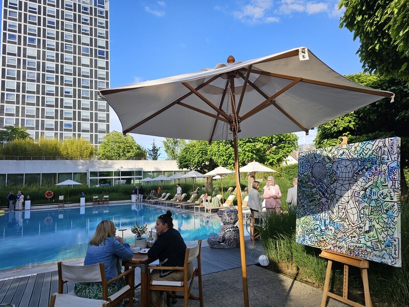 Une vue plongeante sur la piscine et l'Hôtel InterContinental par la belle journée de réouverture (c) GAD