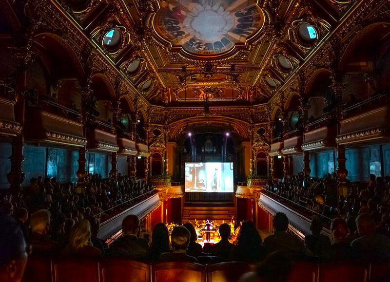 Ambiance unique avec la séduction de l'écran et la magie de la musique jouée par l'OSR (c) G.Maillot point-of-views.ch