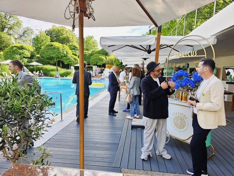 L'artiste Ylan Anoufa en conversation avec les invités de l'InterContinental Genève (c) GAD