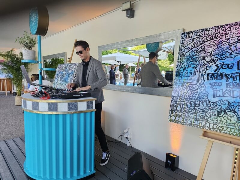 Le DJ animant la soirée d'inauguration (c) GAD