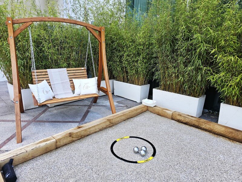 Séquence détente près de la balancelle et le jeu de pétanque (c) GAD