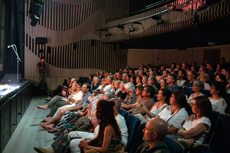 Des spectateurs sous le charme d'une aventure musicale au répertoire inoubliable