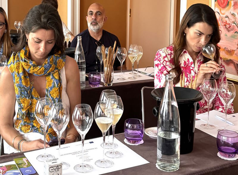 Concentration et dégustation la masterclass animée par Alberto Bassi à l'Hôtel Président
