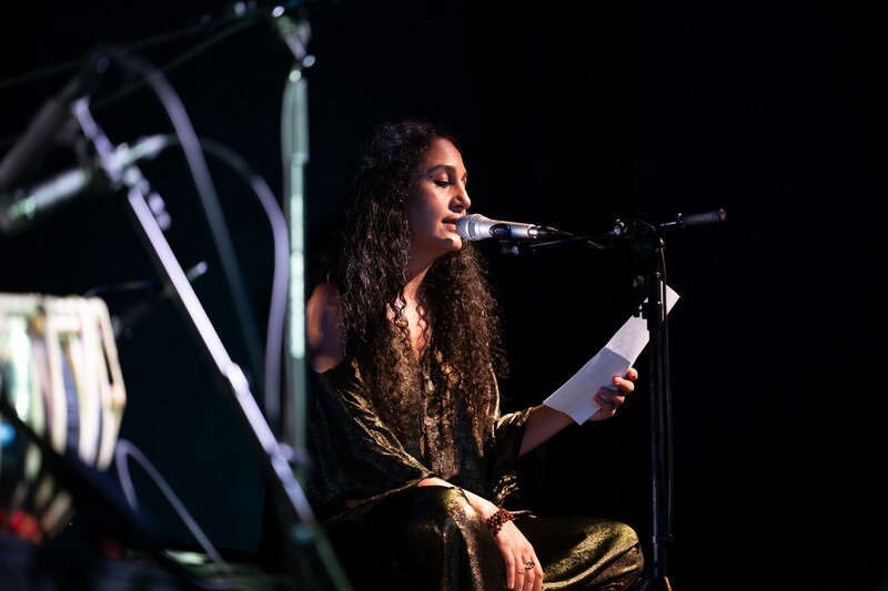 Séquence avec Aida Nosrat dans sa prestation ©Giulia Charbit.