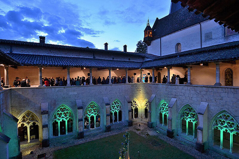 Les coursives de l'Abbaye prises d'assaut en attendant le concert (c) B. Pichene