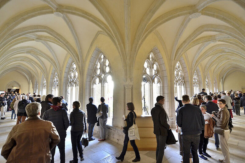 A l'intérieur des promenades du cloître d'Ambronay ©Bertrand Pichène -