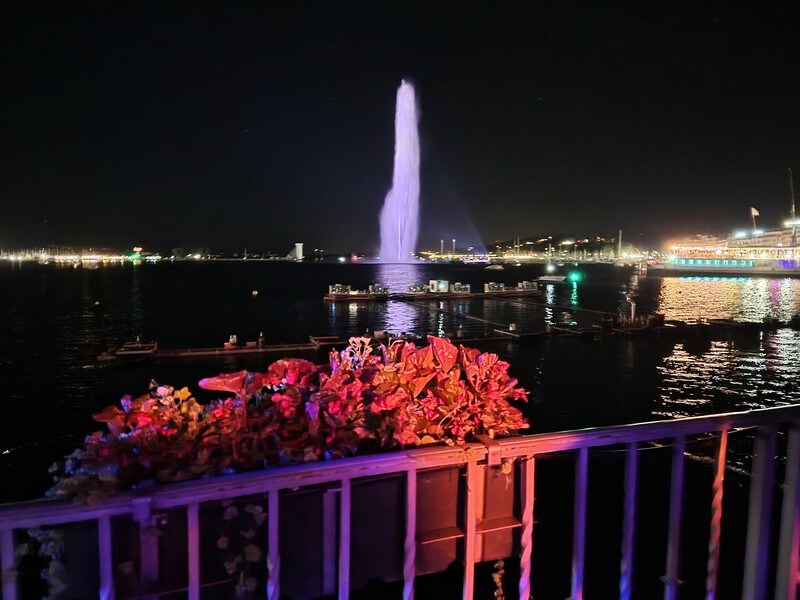 Le Jet d'Eau dans la nuit en attendant le spectacle aquatique (c) GAD