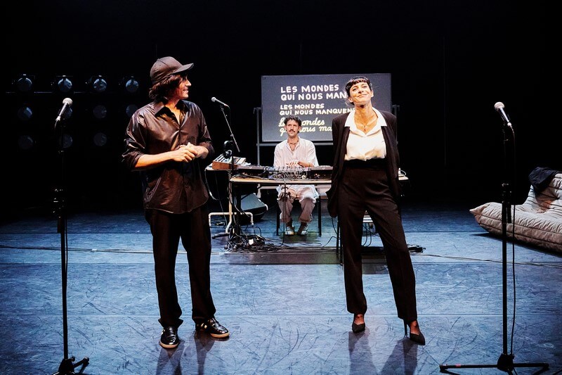 Les trois auteurs-interprètes Bastien Semenzato, Léo Besso et Karine Guignard sur scène à l'Orangerie (c) Chloé Cohen