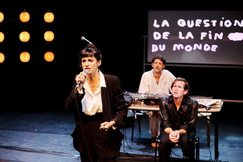 Karine Guignard alias La Gale en récitante émérite avec Bastien Semenzato et Léo Besso à la technique ©CHLOE COHEN