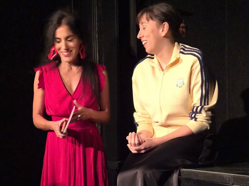 Premier spectacle de la saison Vous avez les mêmes en 38... Martine Corbat avec l'artiste Eve Aouizerate (c) Carole Parodi