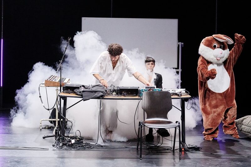 Entre musique et danse, l'espoir renait d'un renouveau avec le doudou Lapin ©CHLOE COHEN