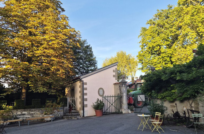 A l'entrée du domaine de la Vigne Blanche à Cologny avant l'arrivée des invités (c) GAD