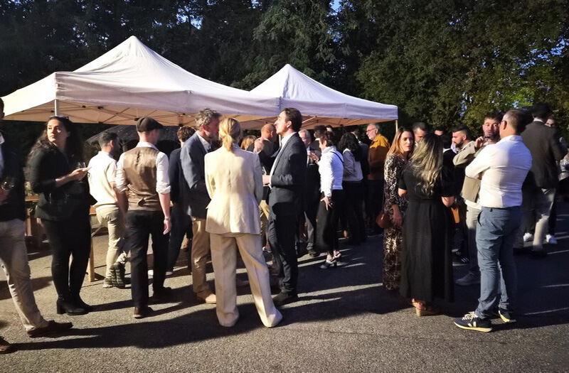 Les invités retour des vignes dans la cour installée pour la réception (c) GAD