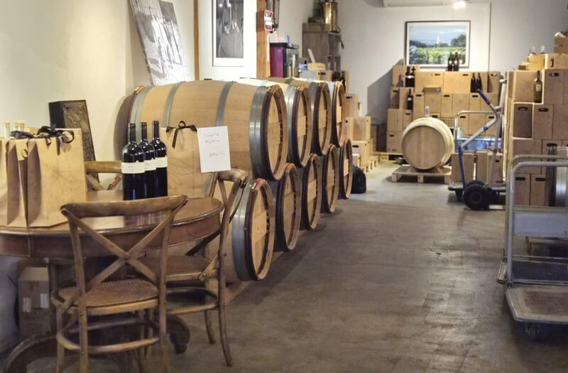 Traditionnel et accueillant, un des chais du Domaine de la Vigne Blanche (c) GAD