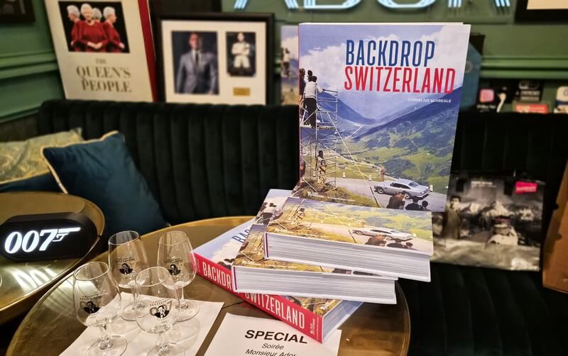 Présentation du livre d'art Back Drop Switzerland signé C. Shregel (c) GAD