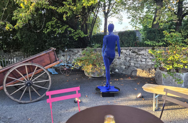 Une statue de Nicolas Vigneron en lamelles de métal, attention en tournant, elle disparait... (c) GAD